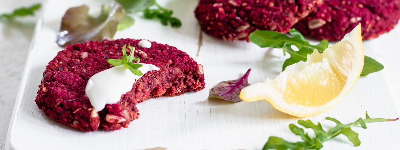 Cviklové placky/karbonátky s quinoou a so šľahaným feta syrom